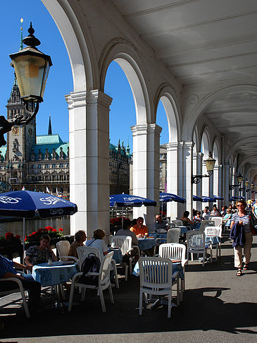 Blick durch die Bögen der Alster Arkaden auf das Rathaus Foto 
