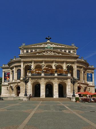 Alte Oper mit Häusern