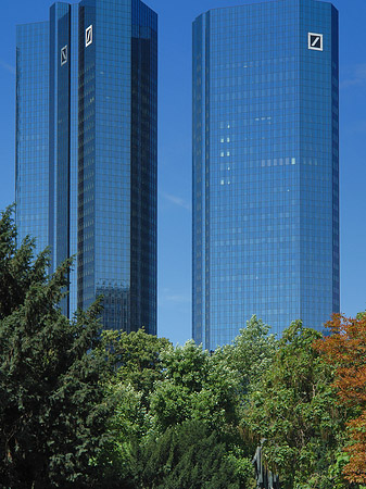 Deutsche Bank mit Statue Fotos