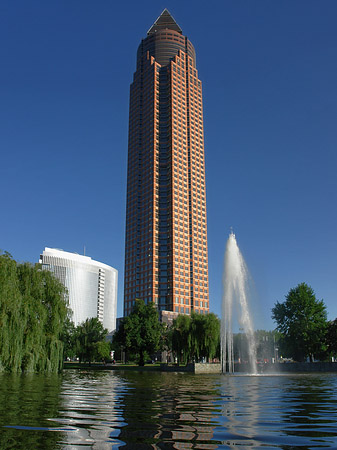 Messeturm mit Ludwig-Erhard-Anlage Foto 