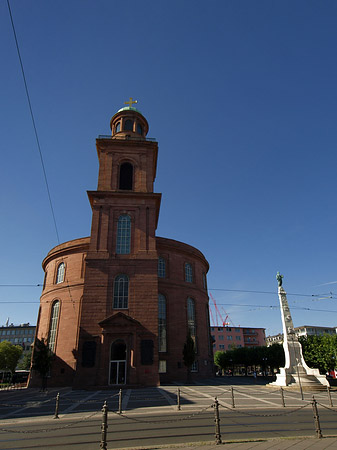 Fotos Paulskirche mit Statue