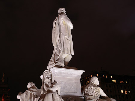 Fotos Schiller Statue auf dem Gendarmenmarkt