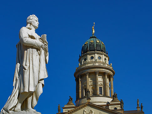 Schillerdenkmal mit dem Französischen Dom Fotos