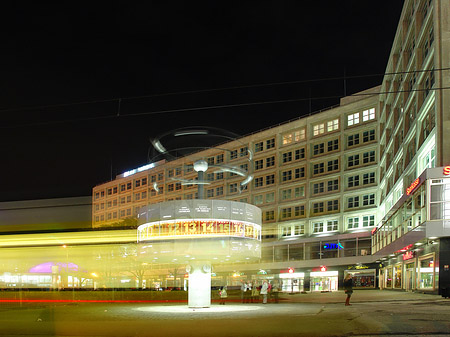 Weltzeituhr am Alexanderplatz Foto 