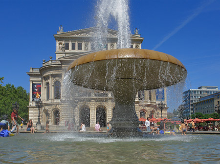 Foto Alte Oper mit Brunnen
