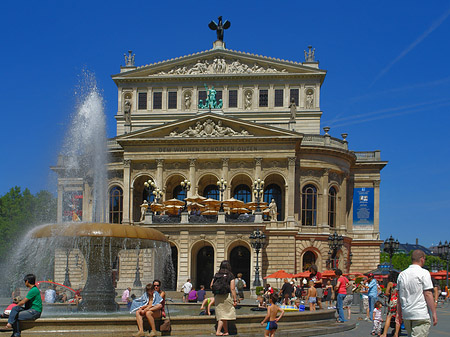 Fotos Alte Oper mit Brunnen