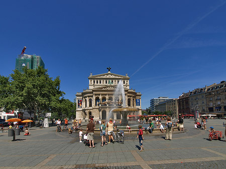Fotos Alte Oper mit Häusern