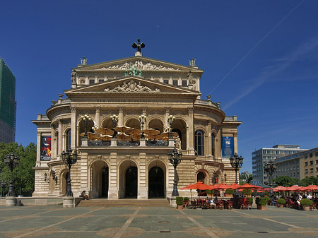 Alte Oper mit Schirmen Foto 
