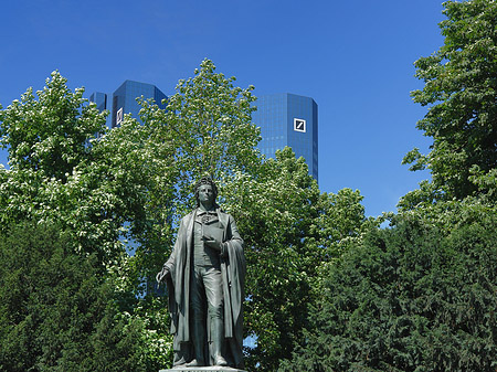 Foto Schiller und Deutsche Bank