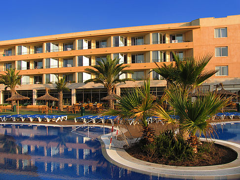 Foto Hotel mit Pool bei Dämmerung - 