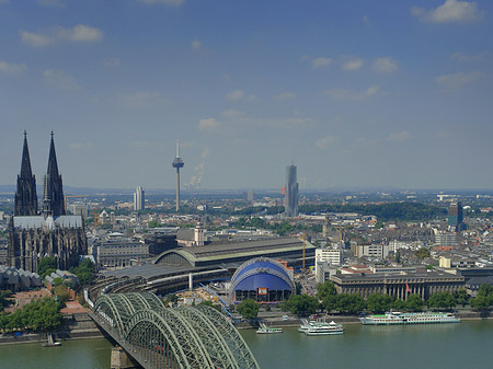 Hohenzollernbrücke und Kölner Dom aus der Ferne Fotos