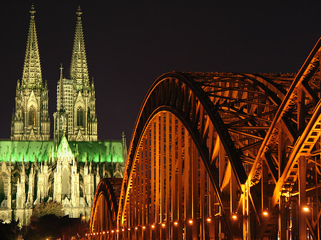 Foto Kölner Dom hinter der Hohenzollernbrücke
