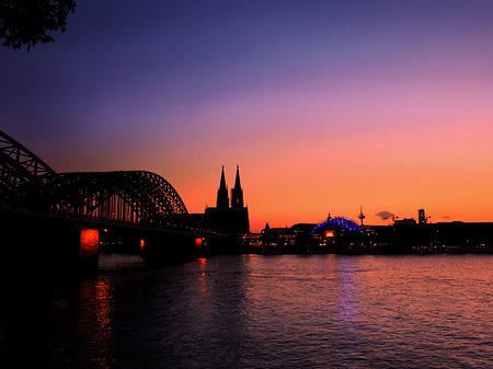 Kölner Dom hinter der Hohenzollernbrücke