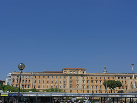 Gebäude am Bahnhof Fotos