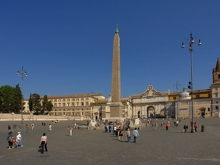 Obelisk mit dem Porta del Popolo Foto 