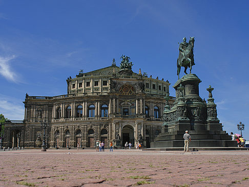 König-Johann-Statue mit Semperoper