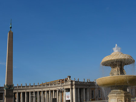 Brunnen mit Obelisk Foto 