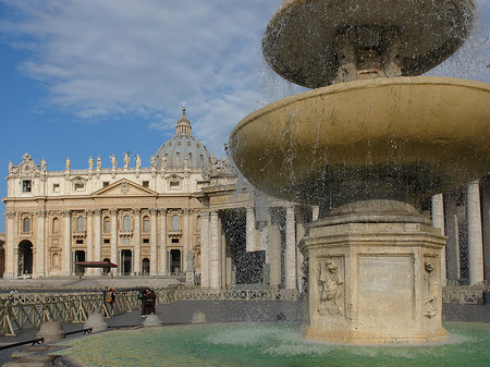 Brunnen mit Petersdom Fotos